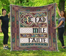 Load image into Gallery viewer, Irish Ead Mile Failte quilt blanket