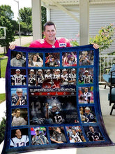 Load image into Gallery viewer, new england patriots tom brady 12 signed super bowl champion quilt blanket